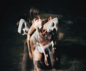 Locurile în care se sărbătoreşte dacă o persoană care aude voci.